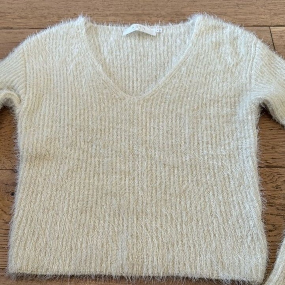 ASTR The Label Ivory Fuzzy Eyelash Knit V-Neck Sweater ACT13897 Medium (1256)